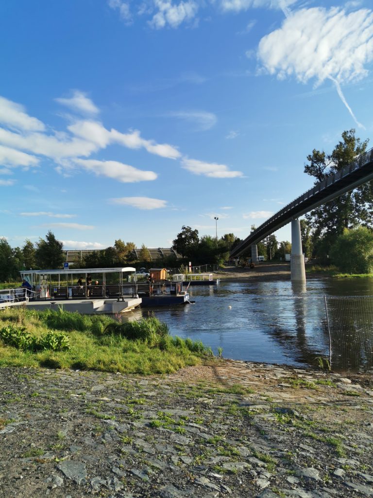 Brücke und Fähre über den Fluss
